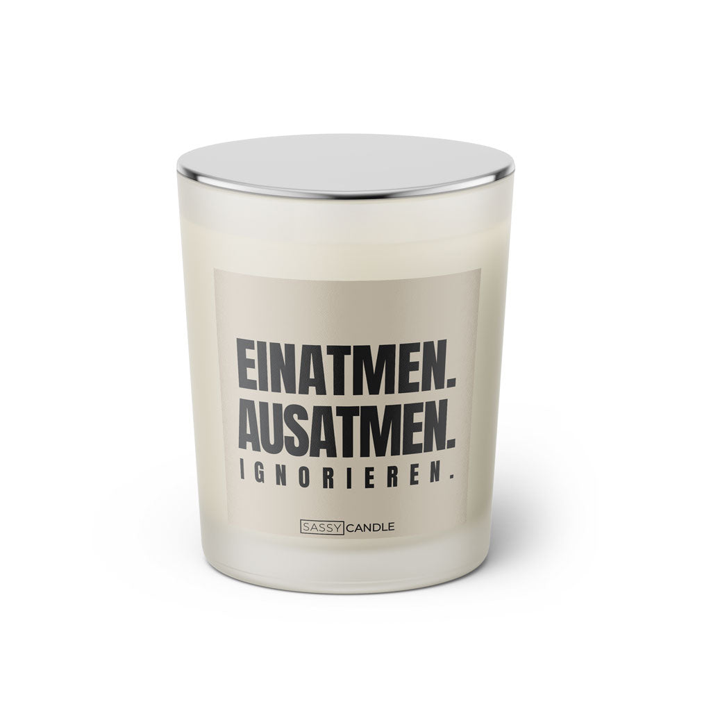 Duftkerze mit witzigen Spruch: Einatmen. Ausatmen. Ignorieren. Farbe beige und schwarz von Sassy Candle.