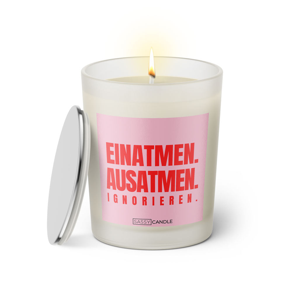 Duftkerze mit witzigen Spruch: Einatmen. Ausatmen. Ignorieren. Farbe rosa und pink von Sassy Candle.