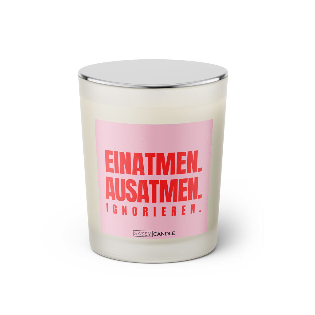 Duftkerze mit witzigen Spruch: Einatmen. Ausatmen. Ignorieren. Farbe rosa und pink von Sassy Candle.