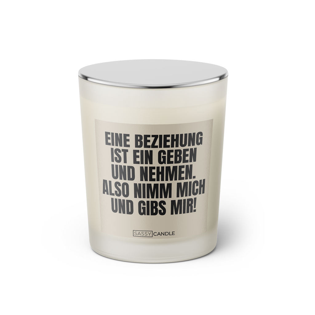 Duftkerze mit witzigem Spruch: Eine Beziehung ist ein geben und nehmen. Also nimm mich und gibs mir. Farbe beige und schwarze Schrift. Kerzenglas mit silbernem geschlossenem Deckel von SassyCandle.