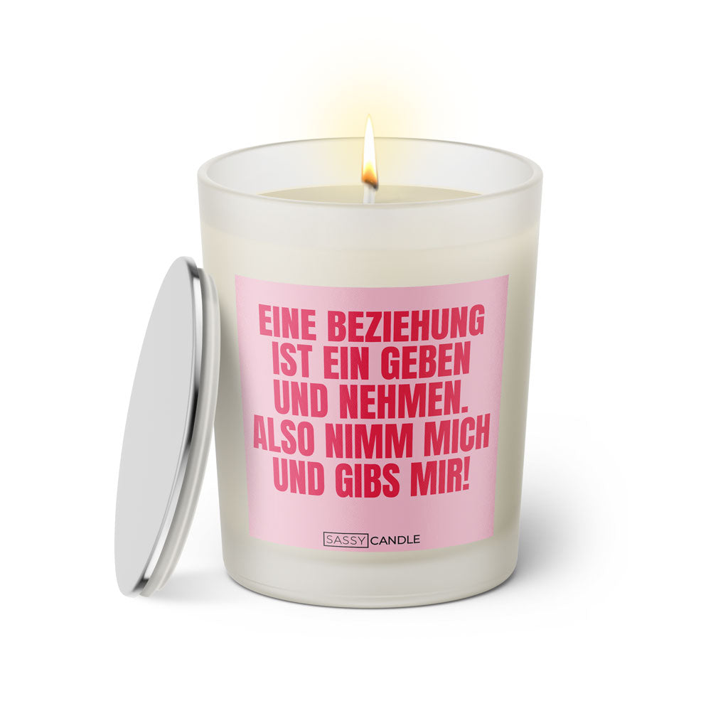 Duftkerze mit witzigem Spruch: Eine Beziehung ist ein geben und nehmen. Also nimm mich und gibs mir. Farbe rosa und pinke Schrift. Kerzenglas mit silbernem Deckel von SassyCandle.