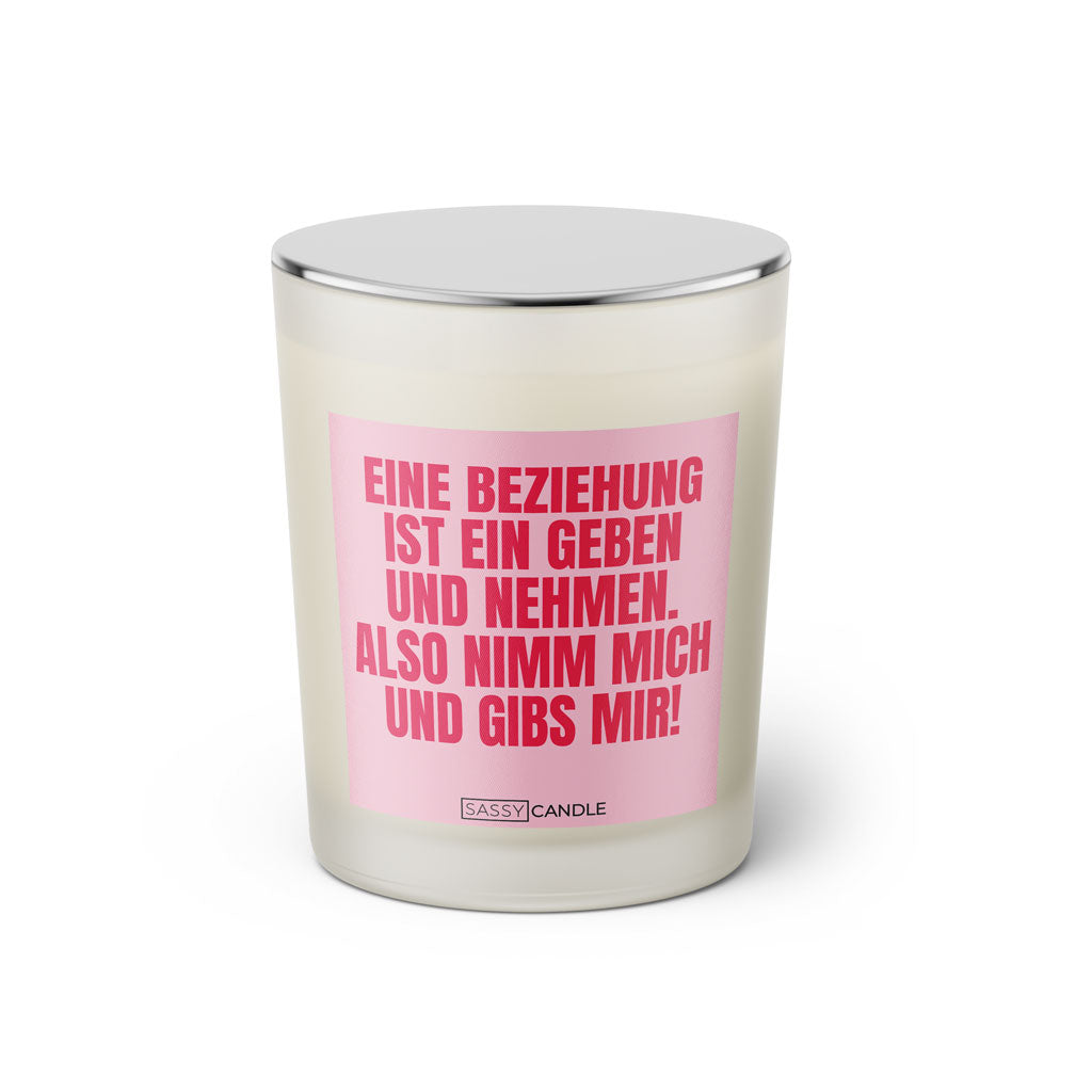 Duftkerze mit witzigem Spruch: Eine Beziehung ist ein geben und nehmen. Also nimm mich und gibs mir. Farbe rosa und pinke Schrift. Kerzenglas mit silbernem geschlossenem Deckel von SassyCandle.