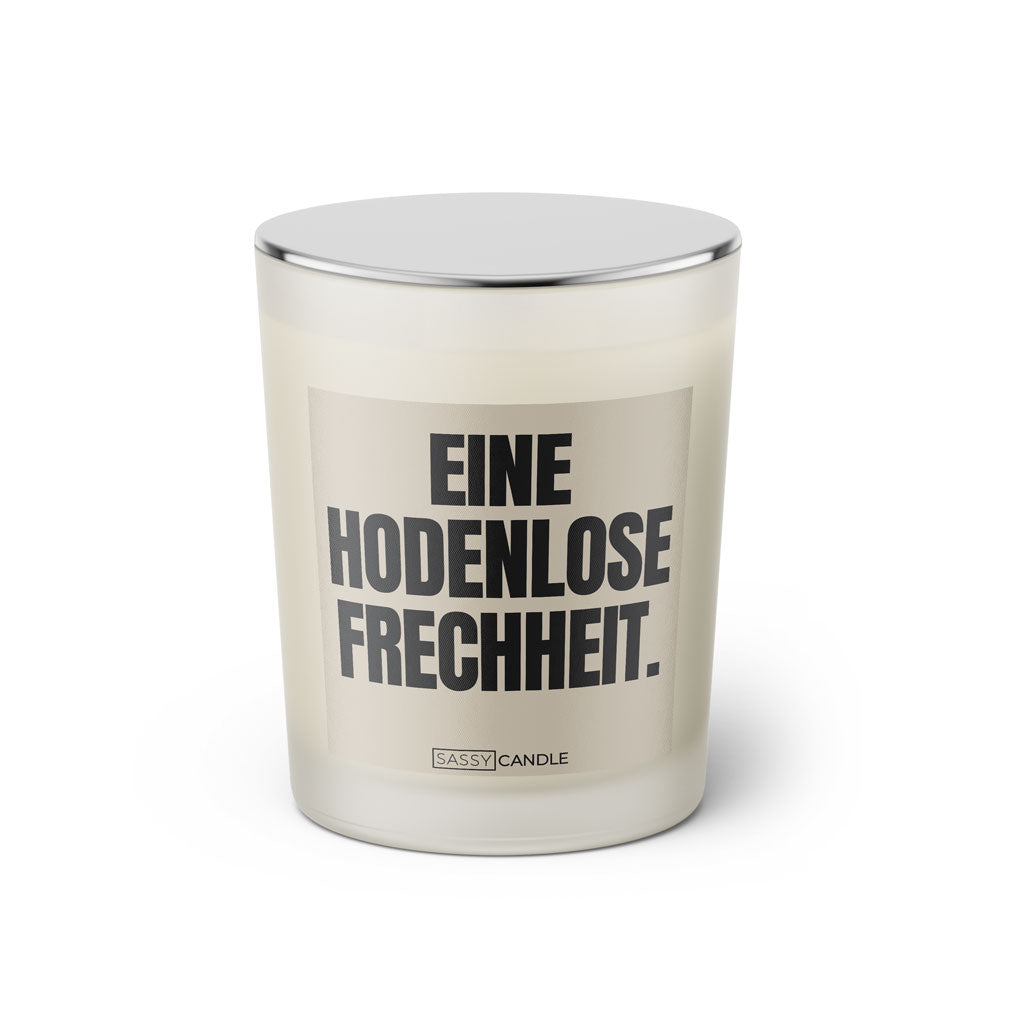 Duftkerze mit Spruch: Eine hodenlose Frechheit. Farbe beige und schwarz von Sassy Candle.
