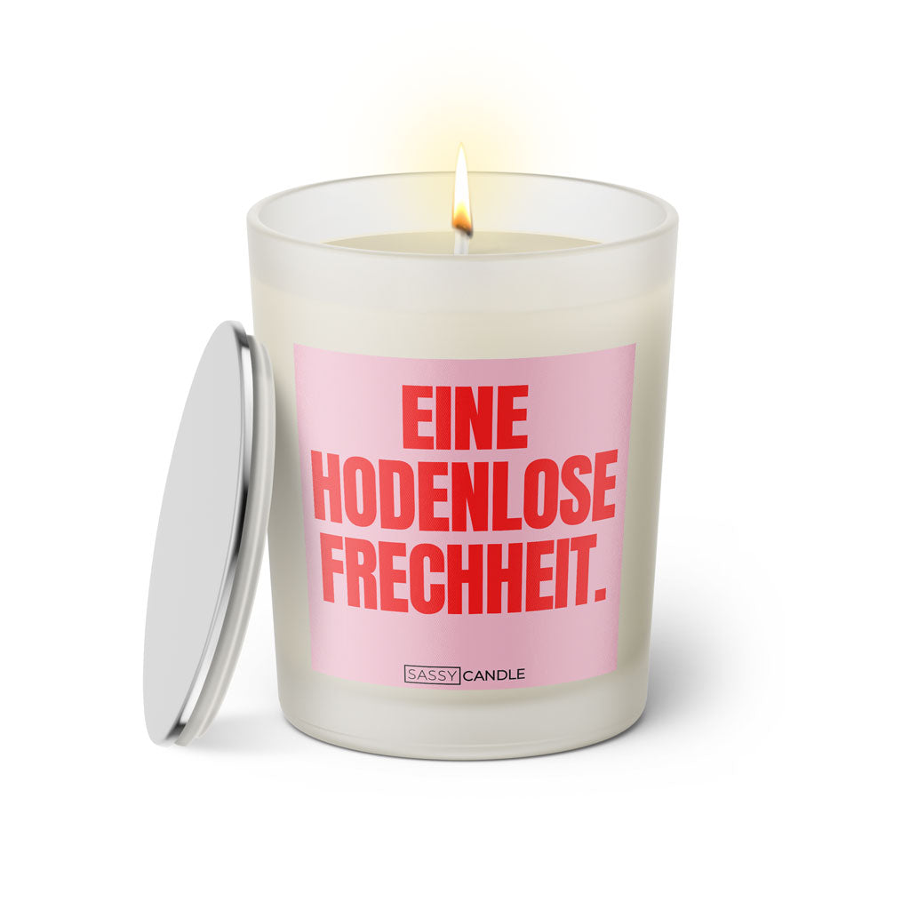 Duftkerze mit Spruch: Eine hodenlose Frechheit. Farbe rosa und pink von Sassy Candle.