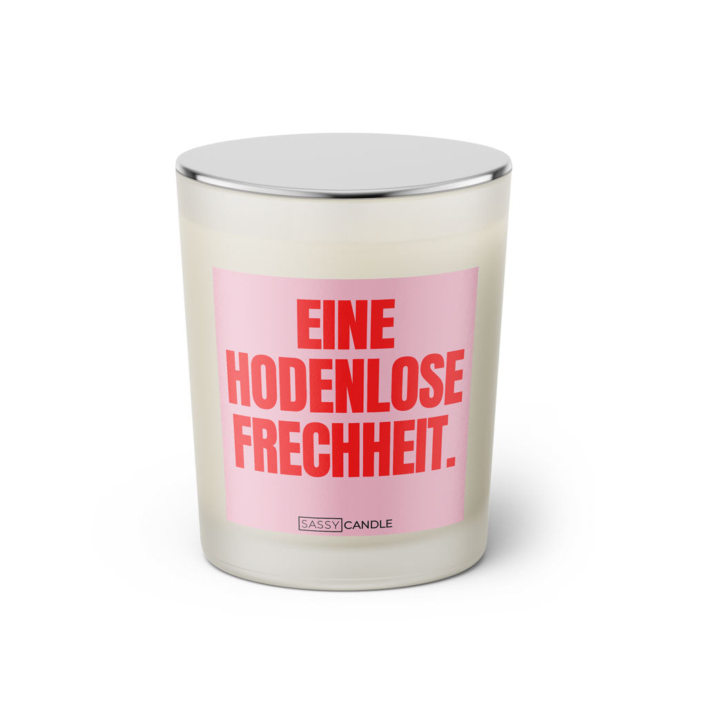 Duftkerze mit Spruch: Eine hodenlose Frechheit. Farbe rosa und pink von Sassy Candle.