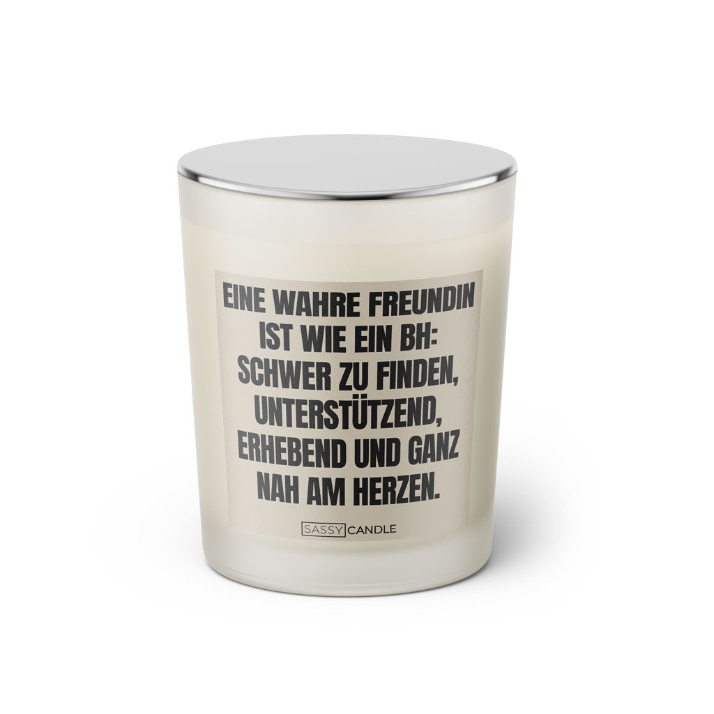 Duftkerze mit witzigen Spruch: Eine wahre Freundin ist wie ein BH: Schwer zu finden, unterstützend, erhebend und ganz nah am Herzen. Farbe beige und schwarz von Sassy Candle.