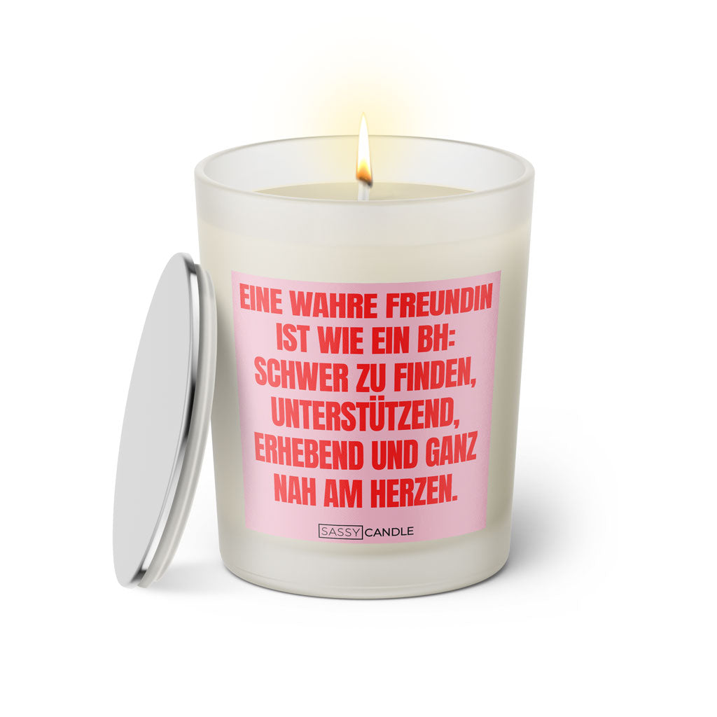 Duftkerze mit witzigen Spruch: Eine wahre Freundin ist wie ein BH: Schwer zu finden, unterstützend, erhebend und ganz nah am Herzen. Farbe rosa und pink von Sassy Candle.