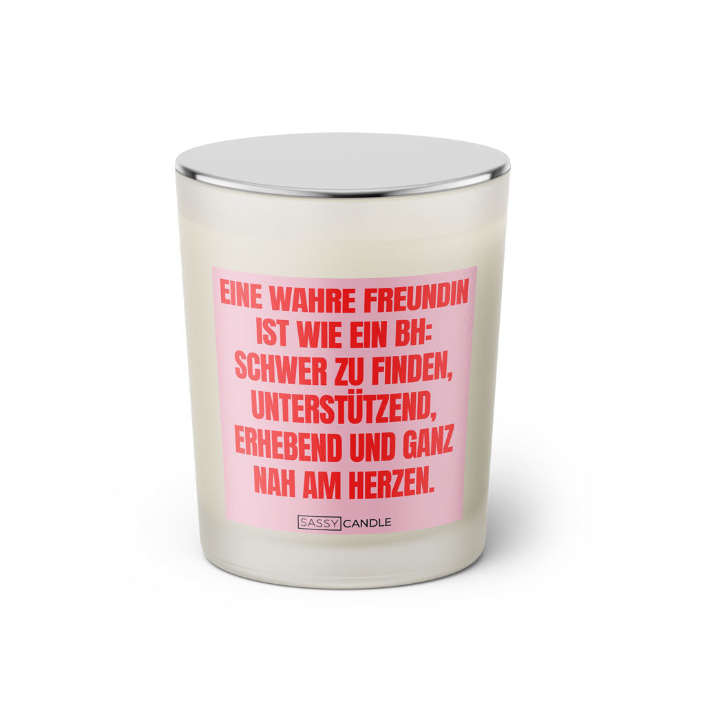 Duftkerze mit witzigen Spruch: Eine wahre Freundin ist wie ein BH: Schwer zu finden, unterstützend, erhebend und ganz nah am Herzen. Farbe rosa und pink von Sassy Candle.