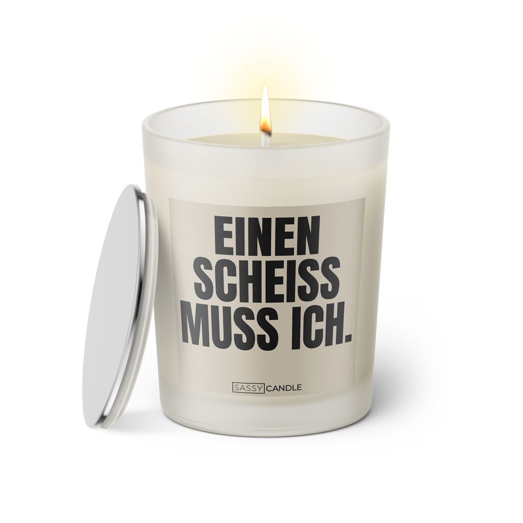 Duftkerze mit witzigem Spruch: Einen Scheiss muss ich. Farbe beige und schwarze Schrift. Kerzenglas mit silbernem Deckel von SassyCandle.