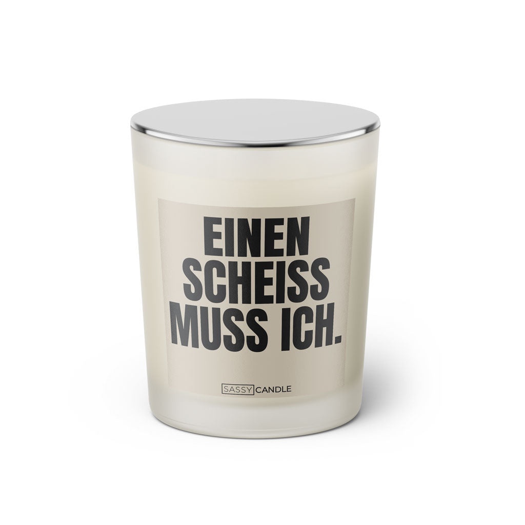 Duftkerze mit witzigem Spruch: Einen Scheiss muss ich. Farbe beige und schwarze Schrift. Kerzenglas mit silbernem geschlossenem Deckel von SassyCandle.