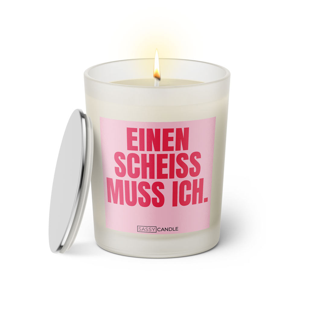 Duftkerze mit witzigem Spruch: Einen Scheiss muss ich. Farbe rosa und pinke Schrift. Kerzenglas mit silbernem Deckel von SassyCandle.