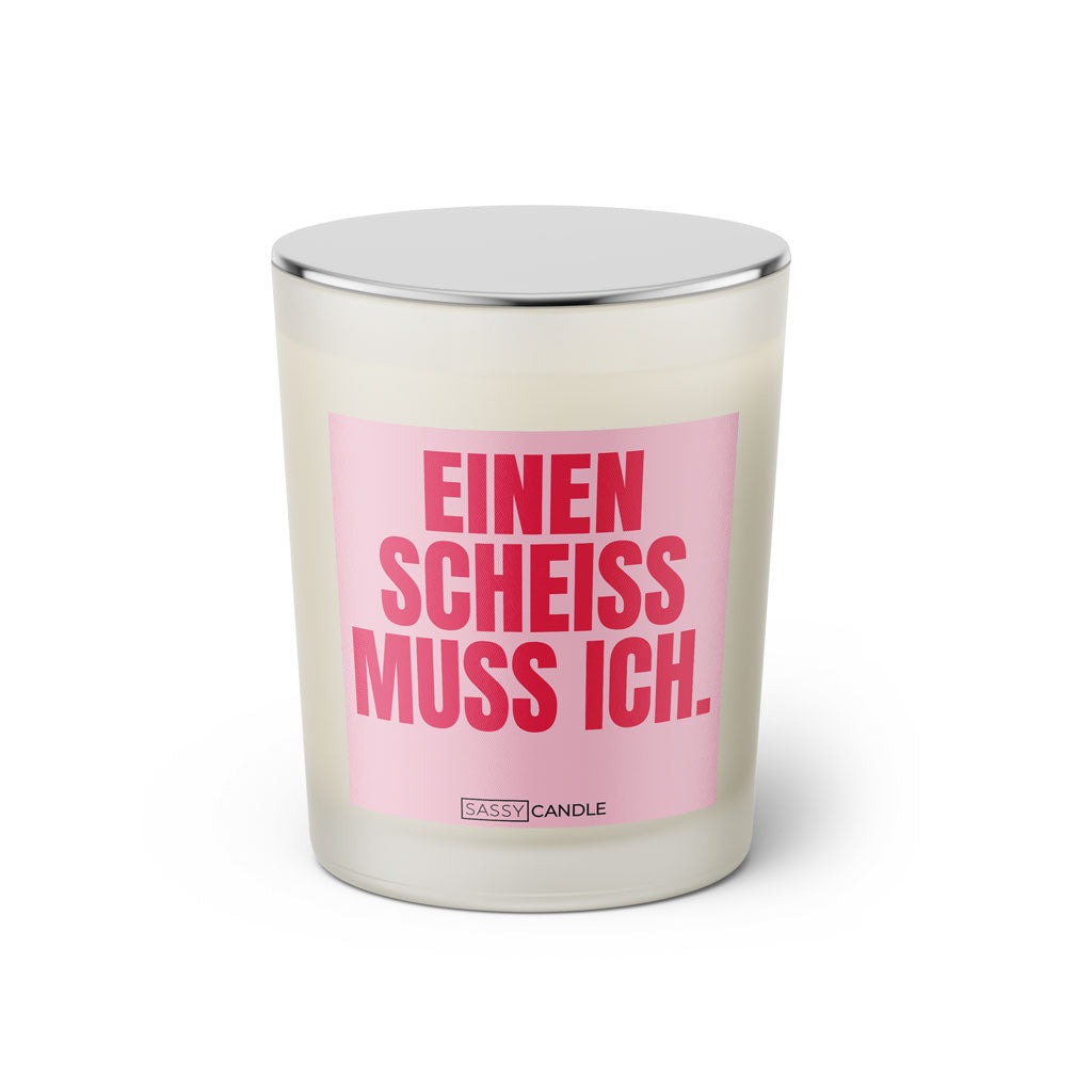 Duftkerze mit witzigem Spruch: Einen Scheiss muss ich. Farbe rosa und pinke Schrift. Kerzenglas mit silbernem geschlossenem Deckel von SassyCandle.