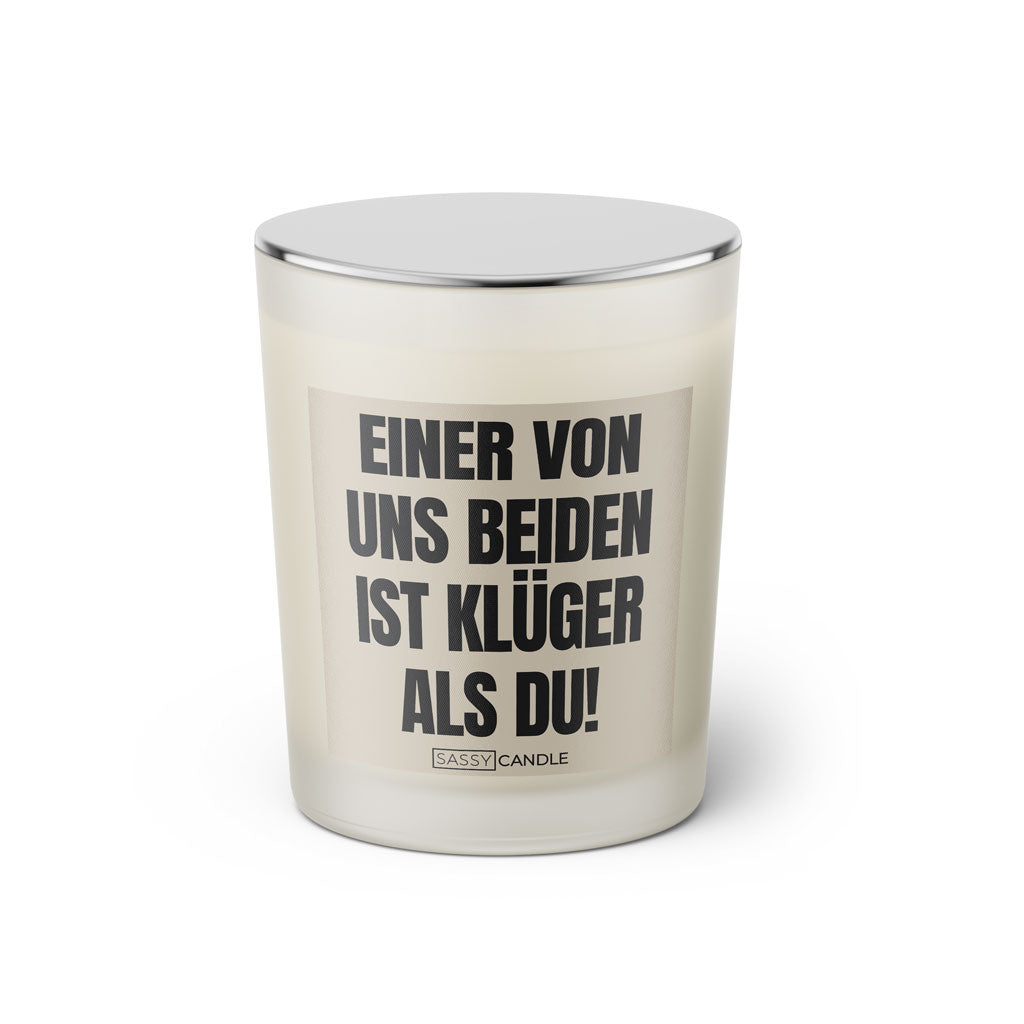 Duftkerze mit Spruch: Einer von uns beiden ist klüger als du! Farbe beige und schwarz von Sassy Candle.