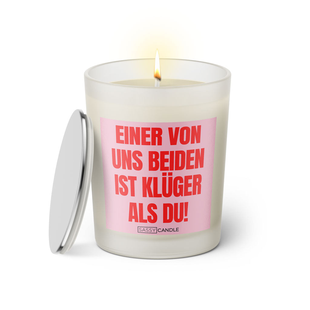 Duftkerze mit Spruch: Einer von uns beiden ist klüger als du! Farbe rosa und pink von Sassy Candle.