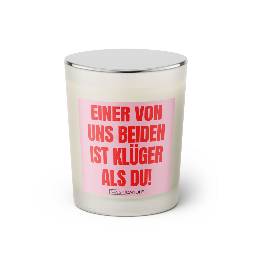 Duftkerze mit Spruch: Einer von uns beiden ist klüger als du! Farbe rosa und pink von Sassy Candle.