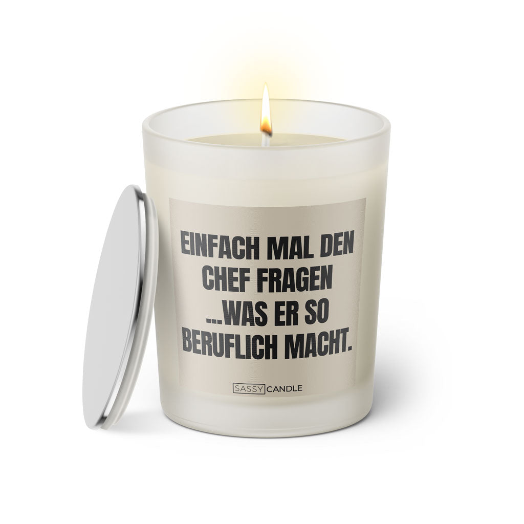 Duftkerze mit witzigem Spruch. Etikett in der Farbe beige mit schwarzer Schrift. Kerzenglas mit silbernem Deckel von Sassy Candle.