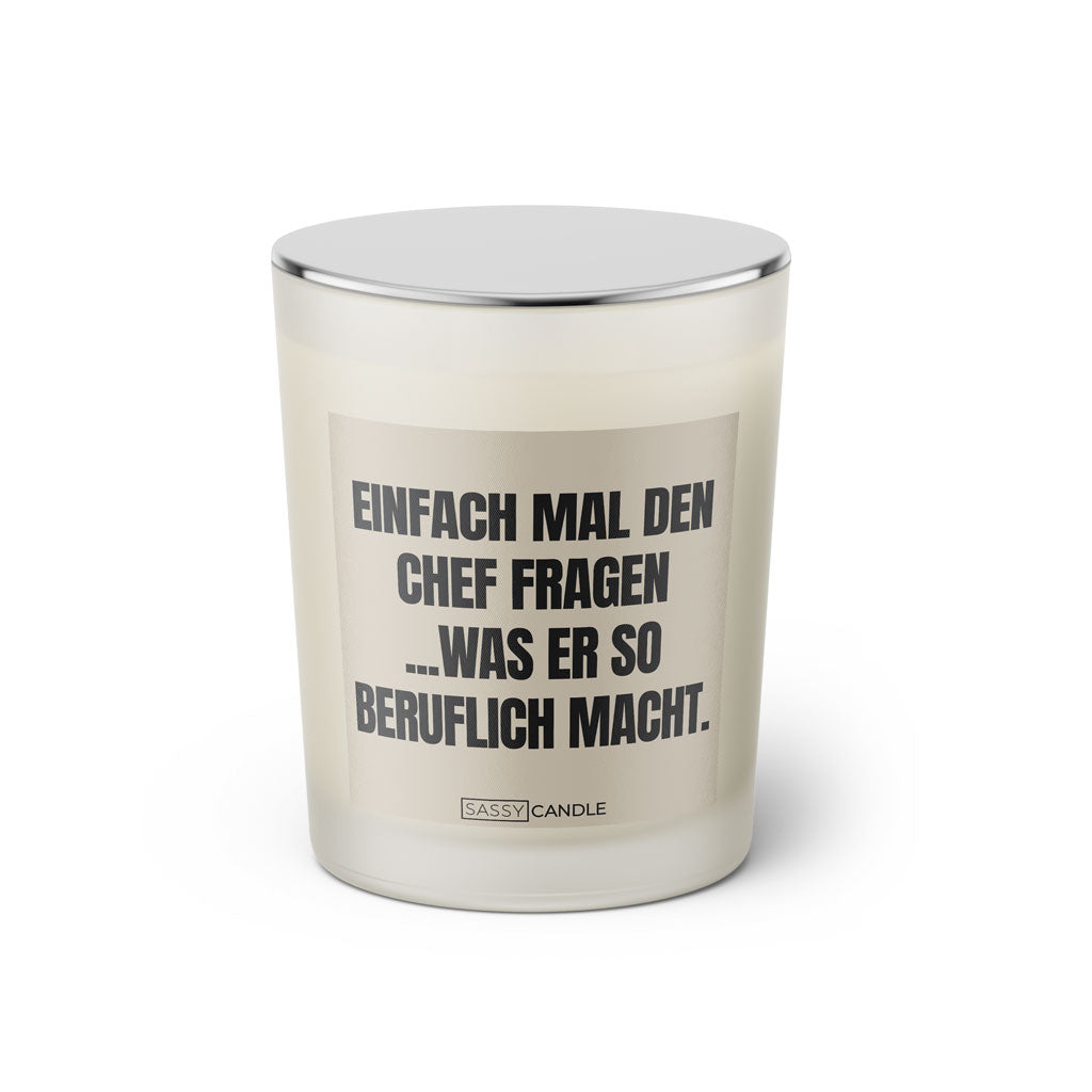 Duftkerze mit witzigem Spruch. Etikett in der Farbe beige mit schwarzer Schrift. Kerzenglas mit silbernem Deckel von Sassy Candle.