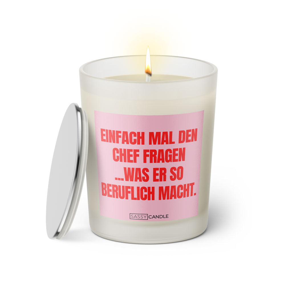 Duftkerze mit witzigem Spruch. Etikett in der Farbe pink mit rosa Schrift. Kerzenglas mit silbernem Deckel von Sassy Candle.
