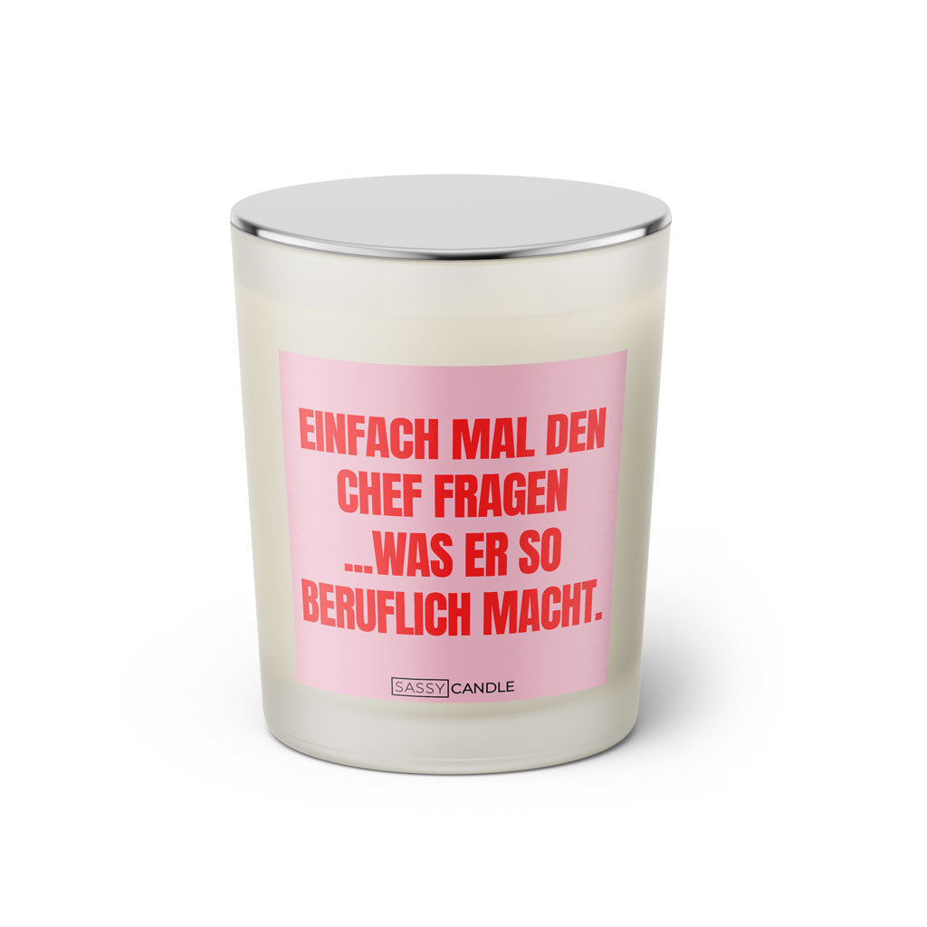 Duftkerze mit witzigem Spruch. Etikett in der Farbe pink mit rosa Schrift. Kerzenglas mit silbernem Deckel von Sassy Candle.
