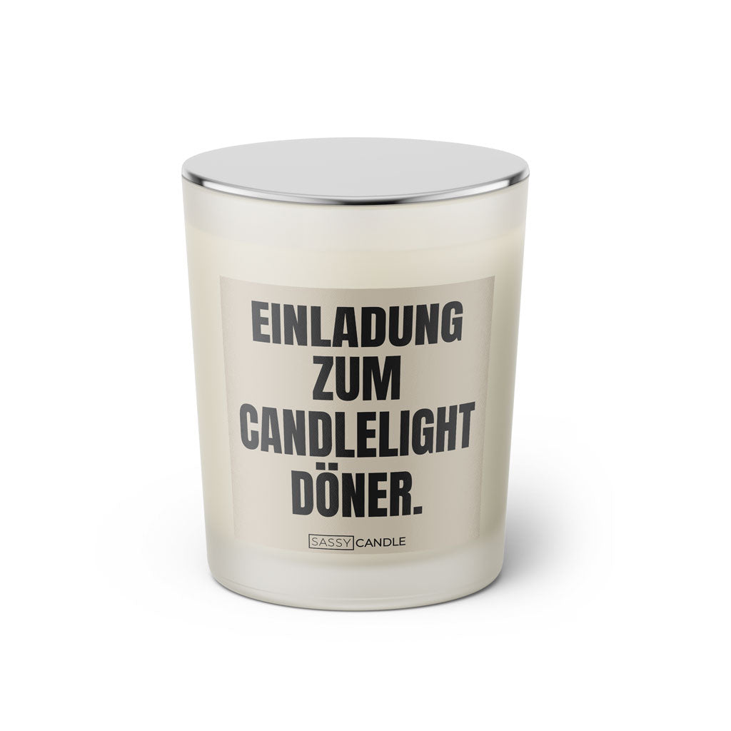 Duftkerze mit witzigem Spruch: Einladung zum Candlelight Döner. Farbe beige und schwarz mit silbernem Deckel von Sassy Candle.