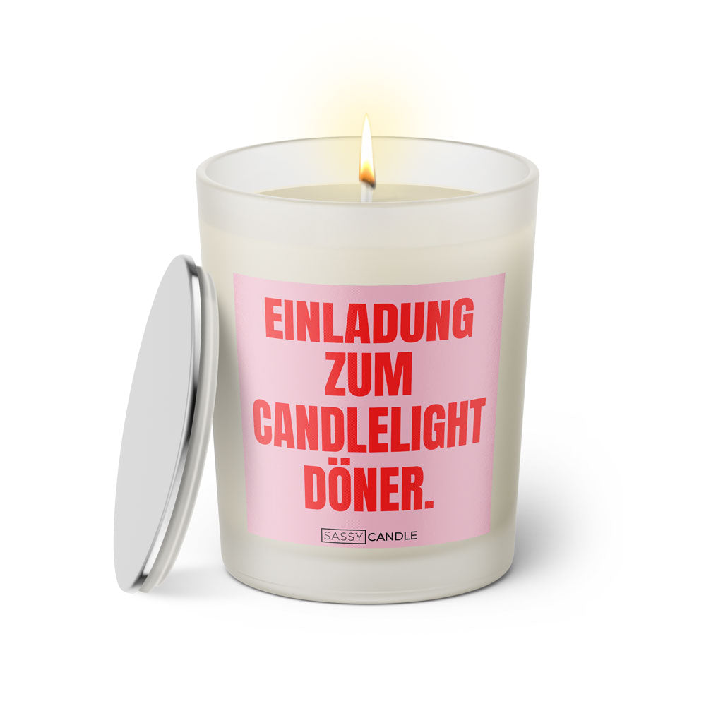 Duftkerze mit witzigem Spruch: Einladung zum Candlelight Döner. Farbe rosa und pink mit silbernem Deckel von Sassy Candle.