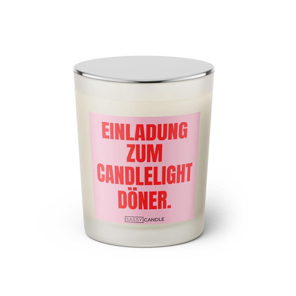 Duftkerze mit witzigem Spruch: Einladung zum Candlelight Döner. Farbe rosa und pink mit silbernem Deckel von Sassy Candle.