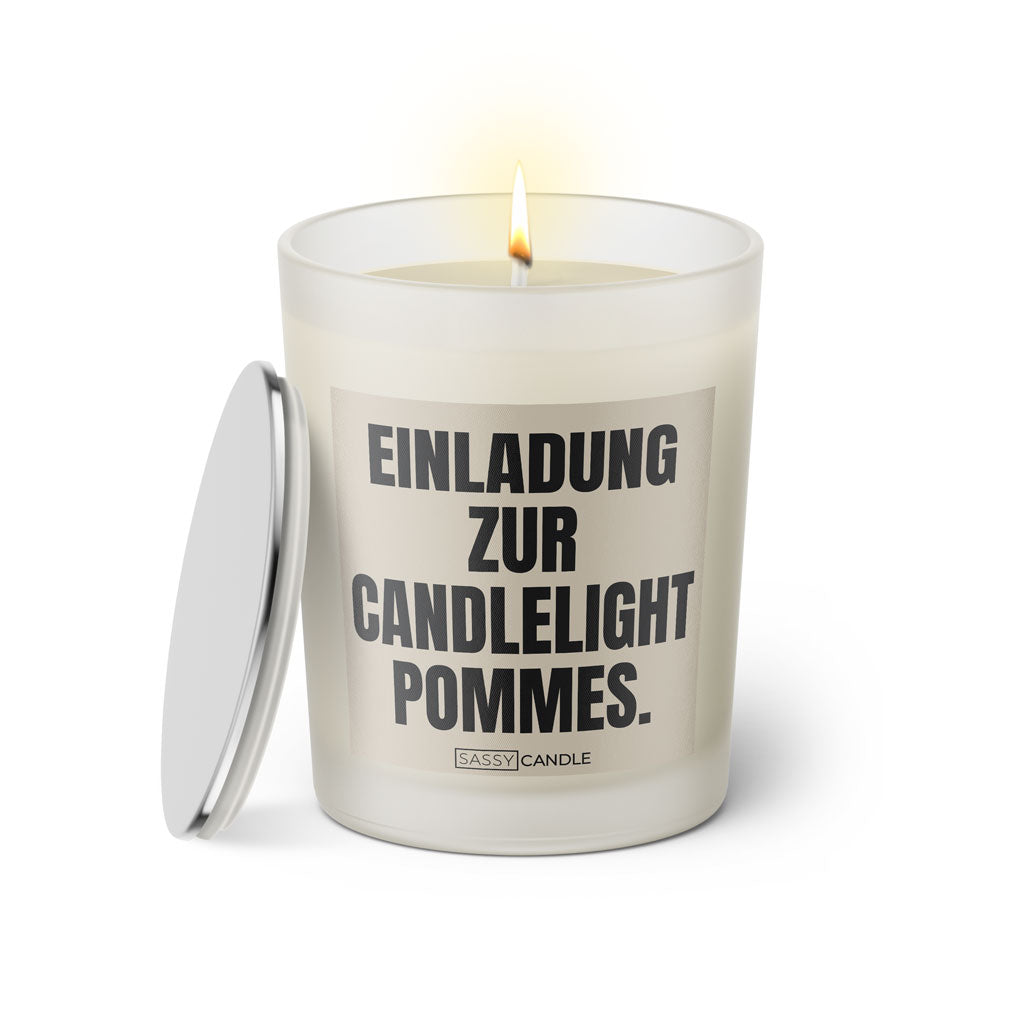 Duftkerze mit witzigem Spruch: Einladung zur Candlelight Pommes. Farbe beige und schwarz mit silbernem Deckel von Sassy Candle.