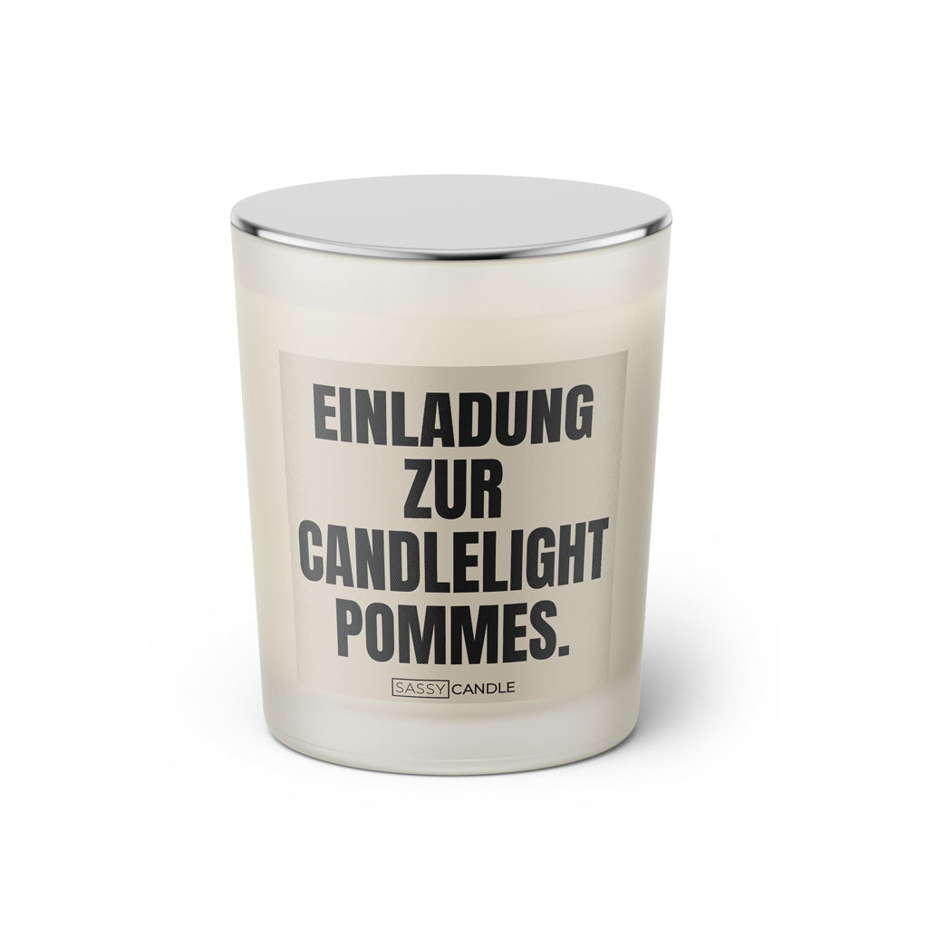 Duftkerze mit witzigem Spruch: Einladung zur Candlelight Pommes. Farbe beige und schwarz mit silbernem Deckel von Sassy Candle.