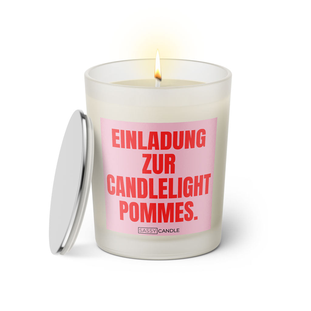 Duftkerze mit witzigem Spruch: Einladung zur Candlelight Pommes. Farbe rosa und pink mit silbernem Deckel von Sassy Candle.