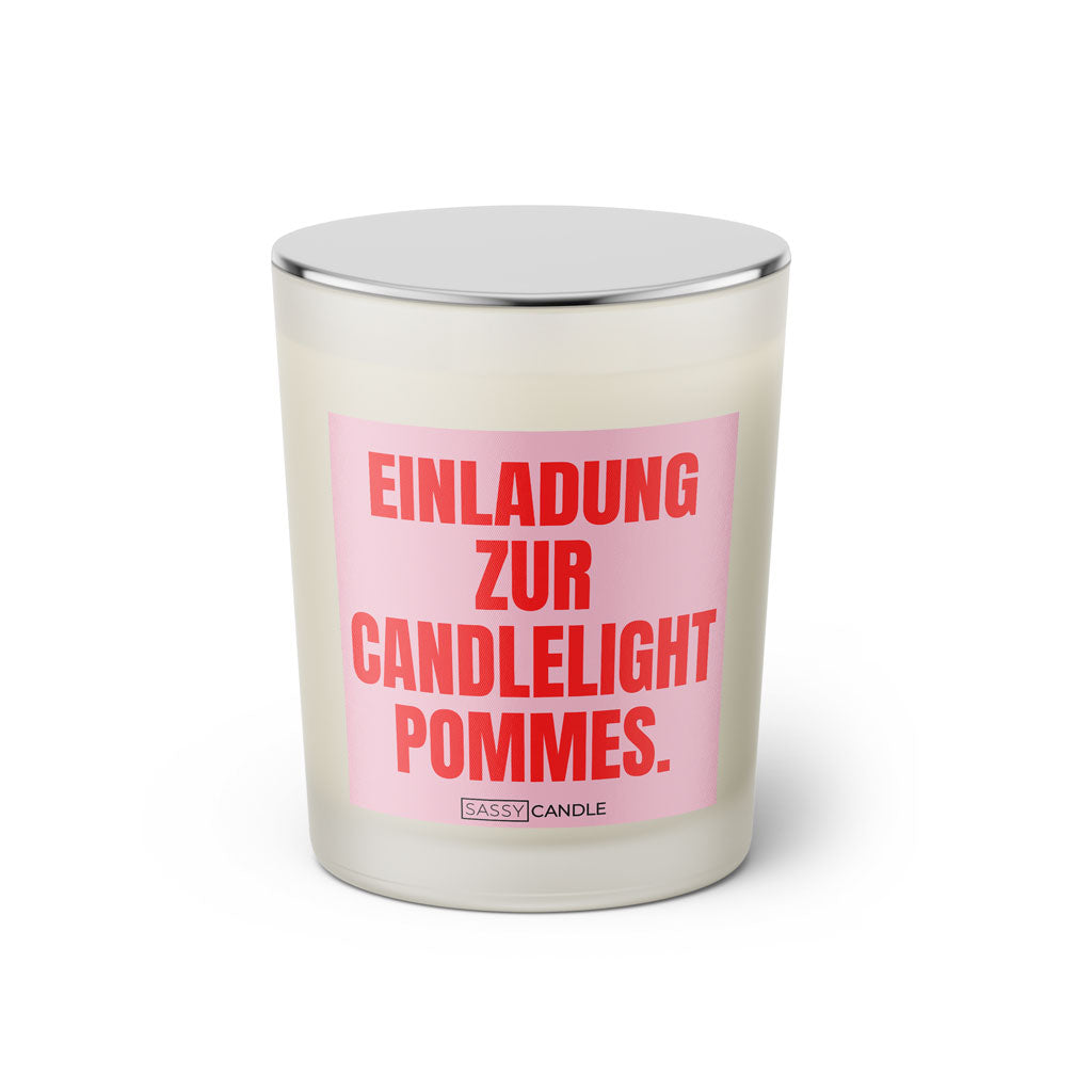 Duftkerze mit witzigem Spruch: Einladung zur Candlelight Pommes. Farbe rosa und pink mit silbernem Deckel von Sassy Candle.