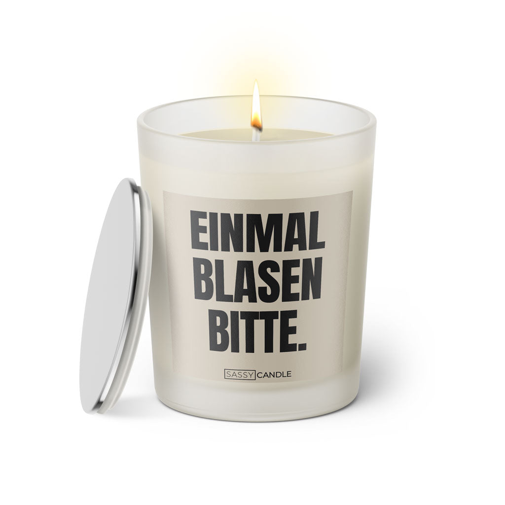 Duftkerze mit witzigen Spruch: Einmal blasen bitte. Farbe beige und schwarz von Sassy Candle.