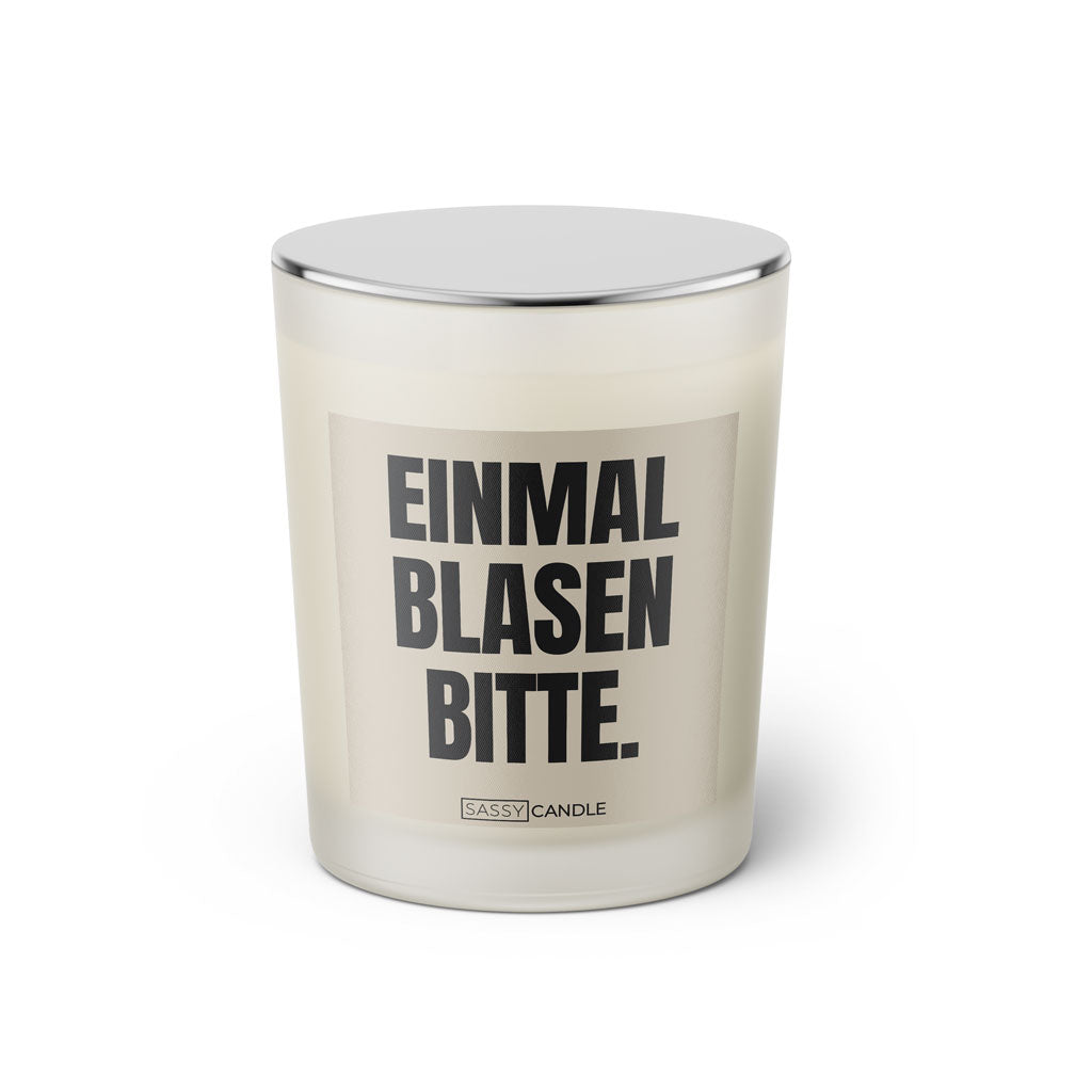 Duftkerze mit witzigen Spruch: Einmal blasen bitte. Farbe beige und schwarz von Sassy Candle.