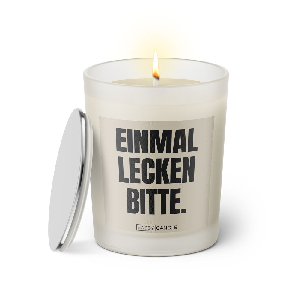 Duftkerze mit witzigen Spruch: Einmal lecken bitte. Farbe beige und schwarz von Sassy Candle.