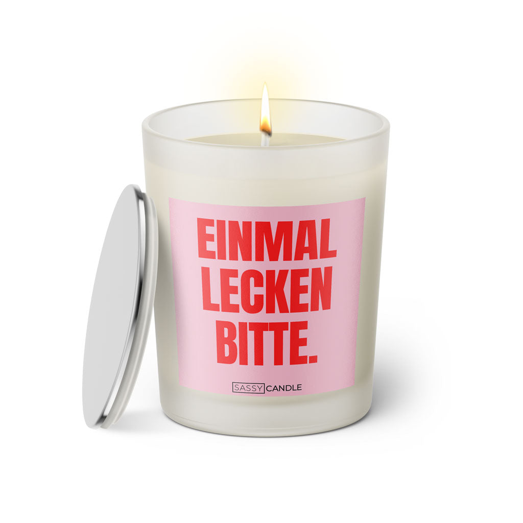 Duftkerze mit witzigen Spruch: Einmal lecken bitte. Farbe rosa und pink von Sassy Candle.