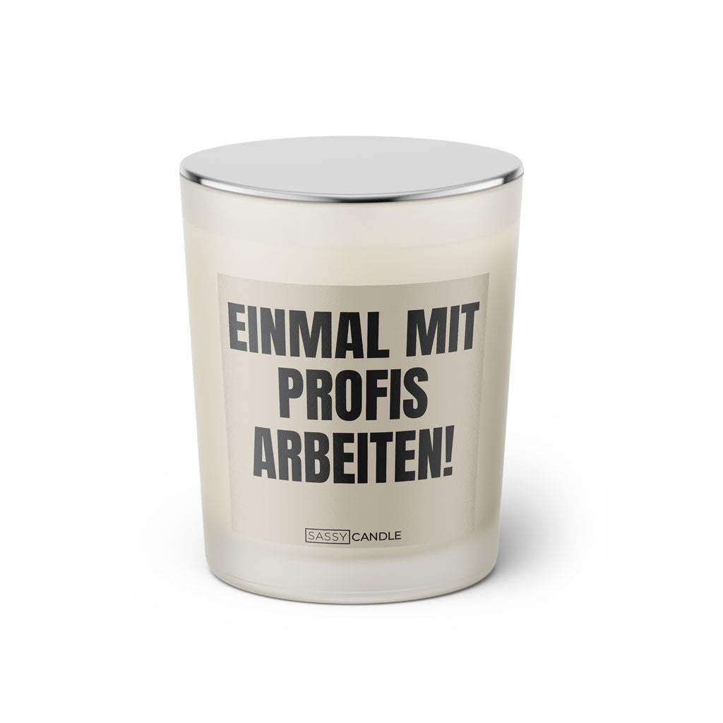 Duftkerze mit witzigem Spruch: Einmal mit Profis arbeiten. Farbe beige und schwarze Schrift. Kerzenglas mit silbernem geschlossenem Deckel von SassyCandle.