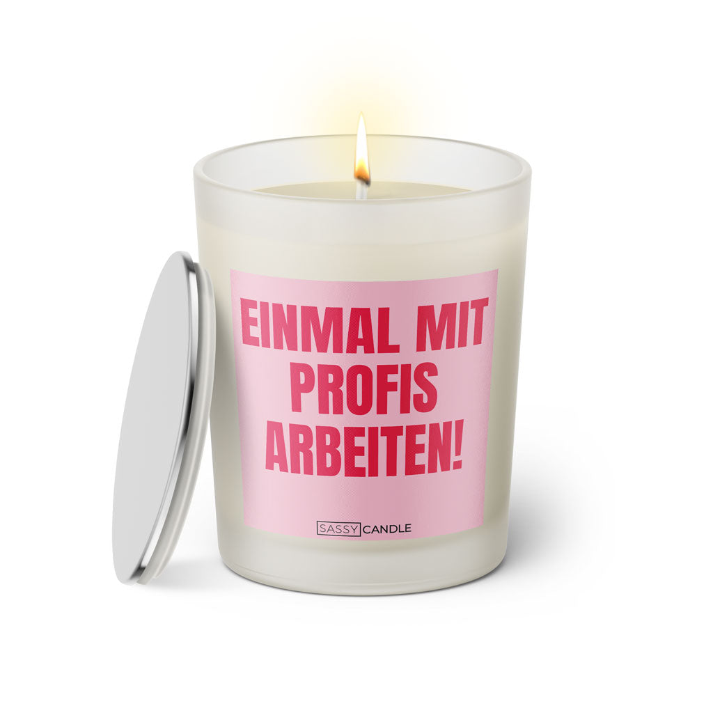 Duftkerze mit witzigem Spruch: Einmal mit Profis arbeiten. Farbe rosa und pinke Schrift. Kerzenglas mit silbernem Deckel von SassyCandle.