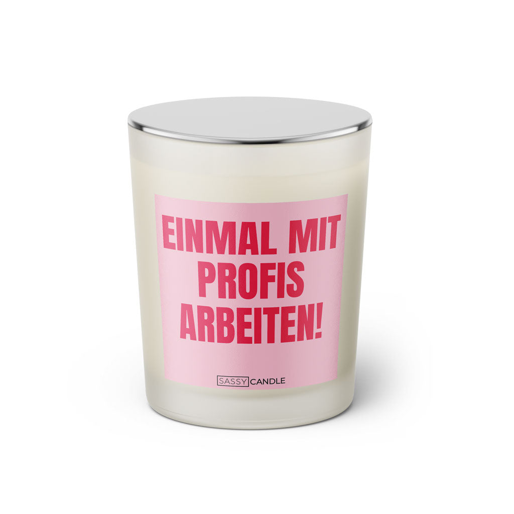 Duftkerze mit witzigem Spruch: Einmal mit Profis arbeiten. Farbe rosa und pinke Schrift. Kerzenglas mit silbernem geschlossenem Deckel von SassyCandle.