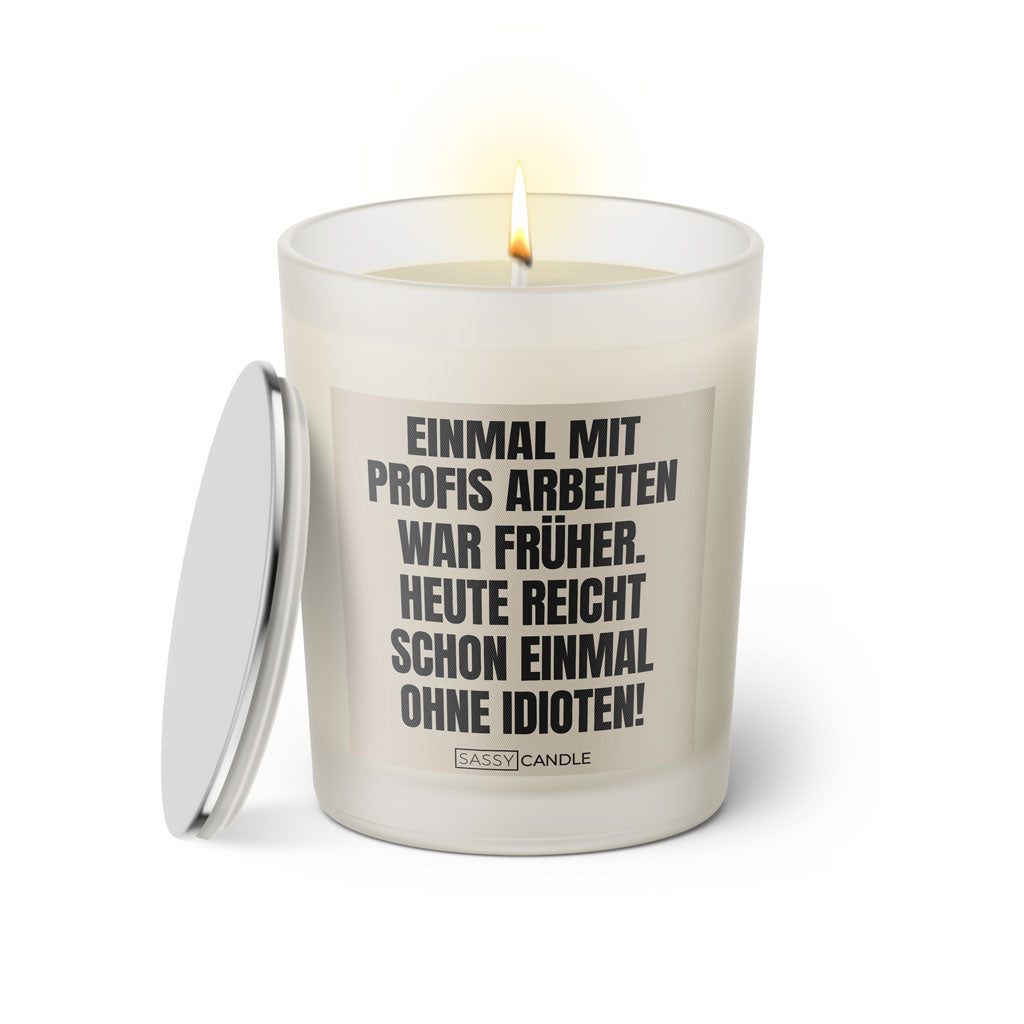 Duftkerze mit witzigem Spruch: Einmal mit Profis arbeiten war frueher heute reicht schon einmal ohne Idioten. Farbei beige und schwarz mit silbernem Deckel von Sassy Candle.