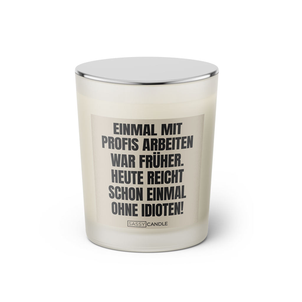 Duftkerze mit witzigem Spruch: Einmal mit Profis arbeiten war frueher heute reicht schon einmal ohne Idioten. Farbei beige und schwarz mit silbernem Deckel von Sassy Candle.