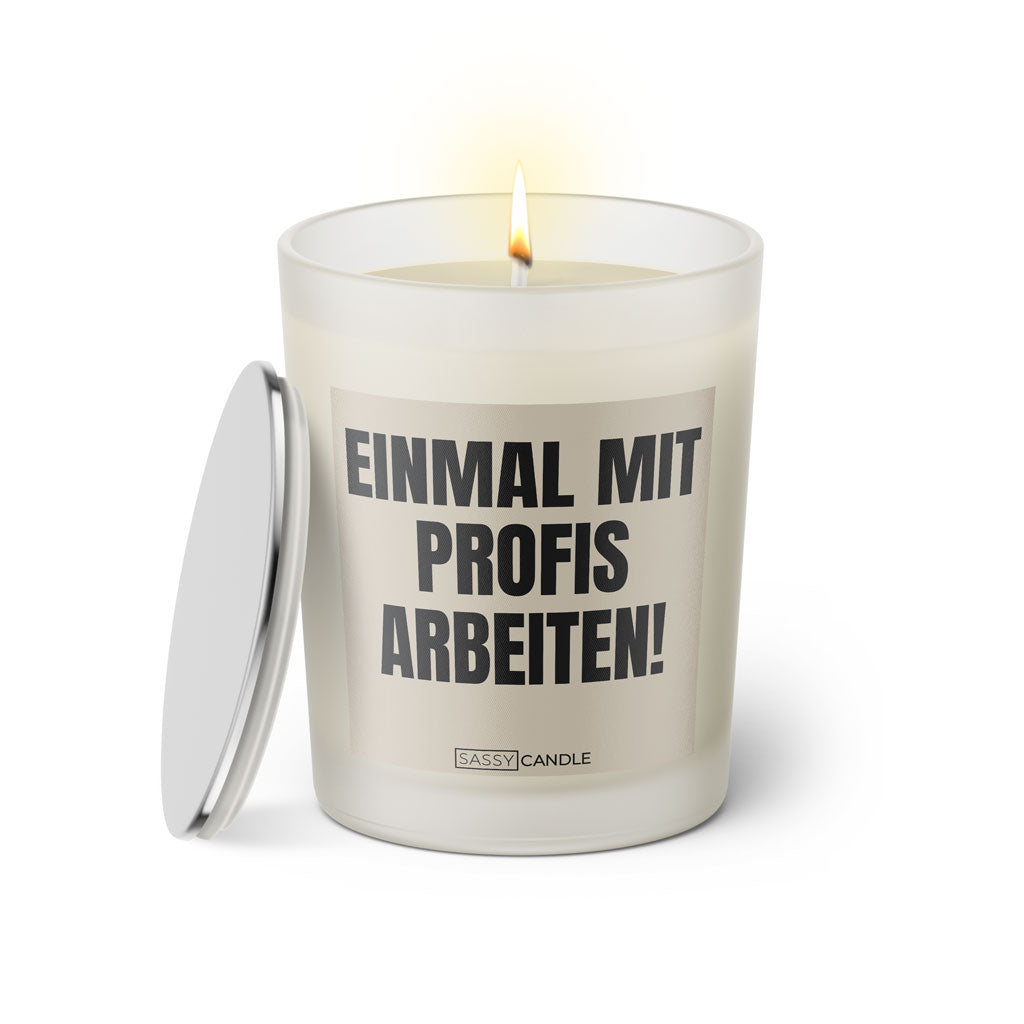 Duftkerze mit witzigem Spruch: Einmal mit Profis arbeiten. Farbe beige und schwarze Schrift. Kerzenglas mit silbernem Deckel von SassyCandle.