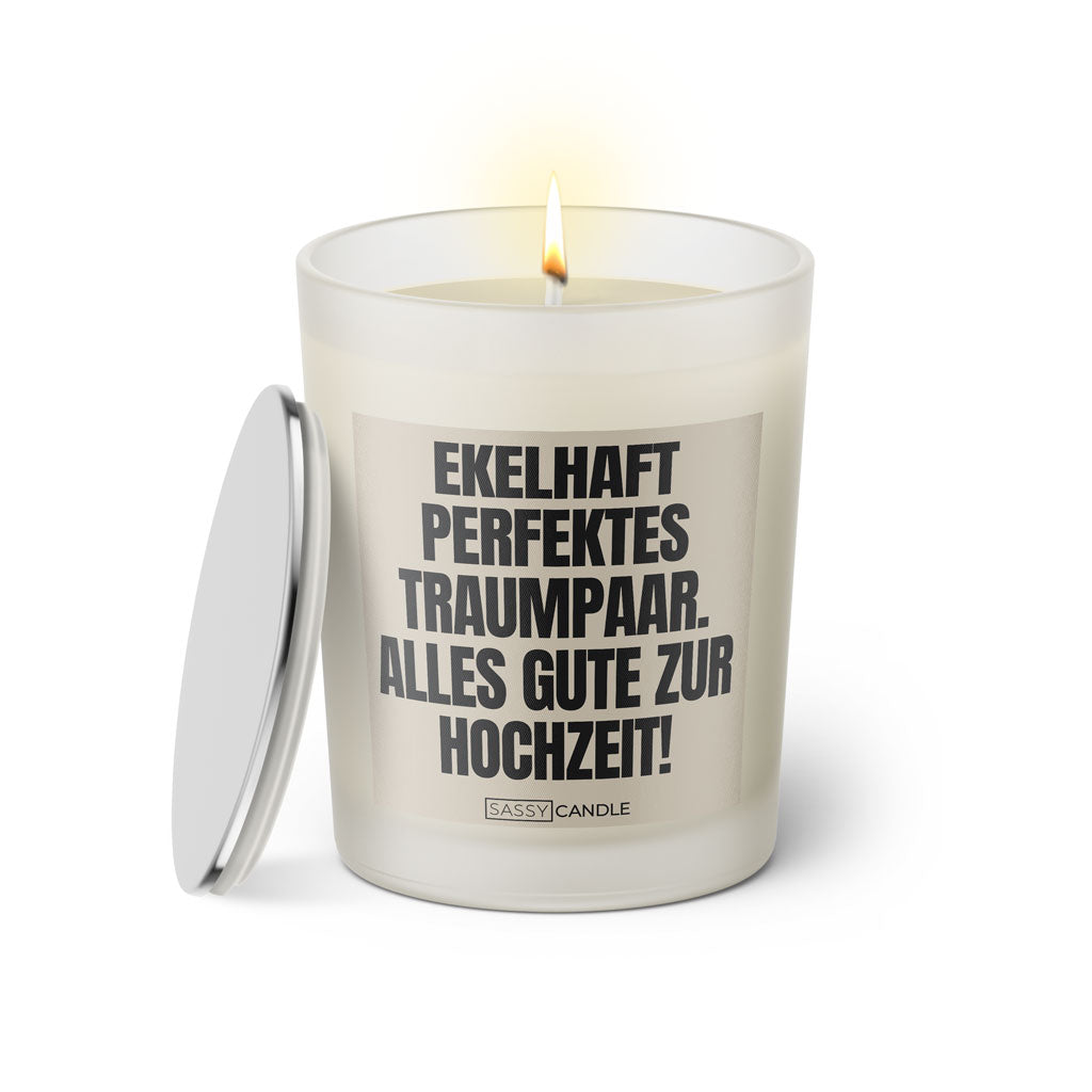 Duftkerze mit witzigen Spruch: Ekelhaft perfektes Traumpaar. Alles Gute zur Hochzeit! Farbe beige und schwarz von Sassy Candle.