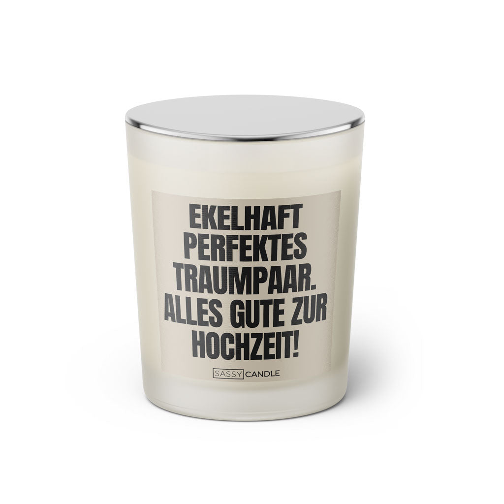 Duftkerze mit witzigen Spruch: Ekelhaft perfektes Traumpaar. Alles Gute zur Hochzeit! Farbe beige und schwarz von Sassy Candle.