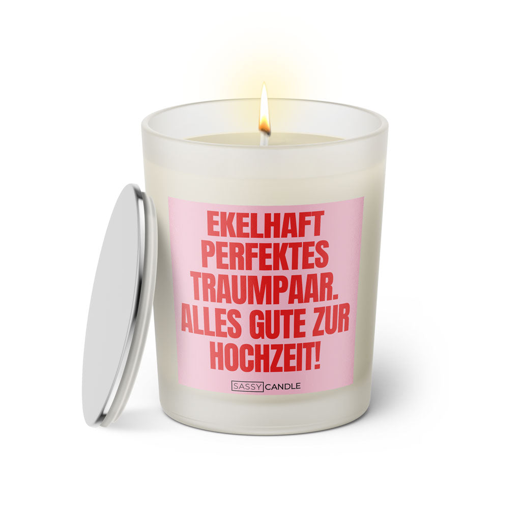 Duftkerze mit witzigen Spruch: Ekelhaft perfektes Traumpaar. Alles Gute zur Hochzeit! Farbe rosa und pink von Sassy Candle.