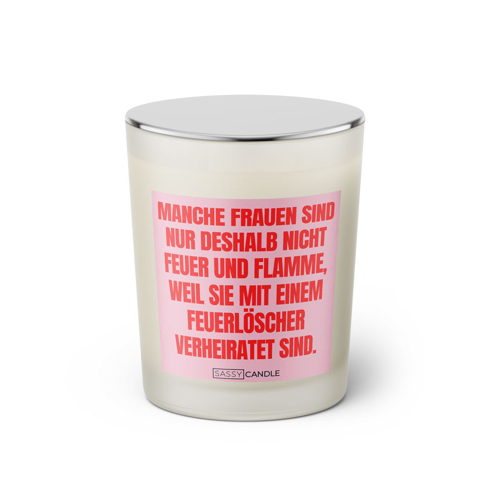 Duftkerze mit witzigen Spruch: Manche Frauen sind nur deshalb nicht Feuer und Flamme, weil sie mit einem Feuerlöscher verheiratet sind. Farbe rosa und pink von Sassy Candle.