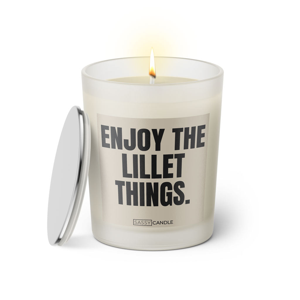 Duftkerze mit witzigem Spruch: Enjoy the Lillet things. Farbe beige und schwarze Schrift. Kerzenglas mit silbernem Deckel von SassyCandle.
