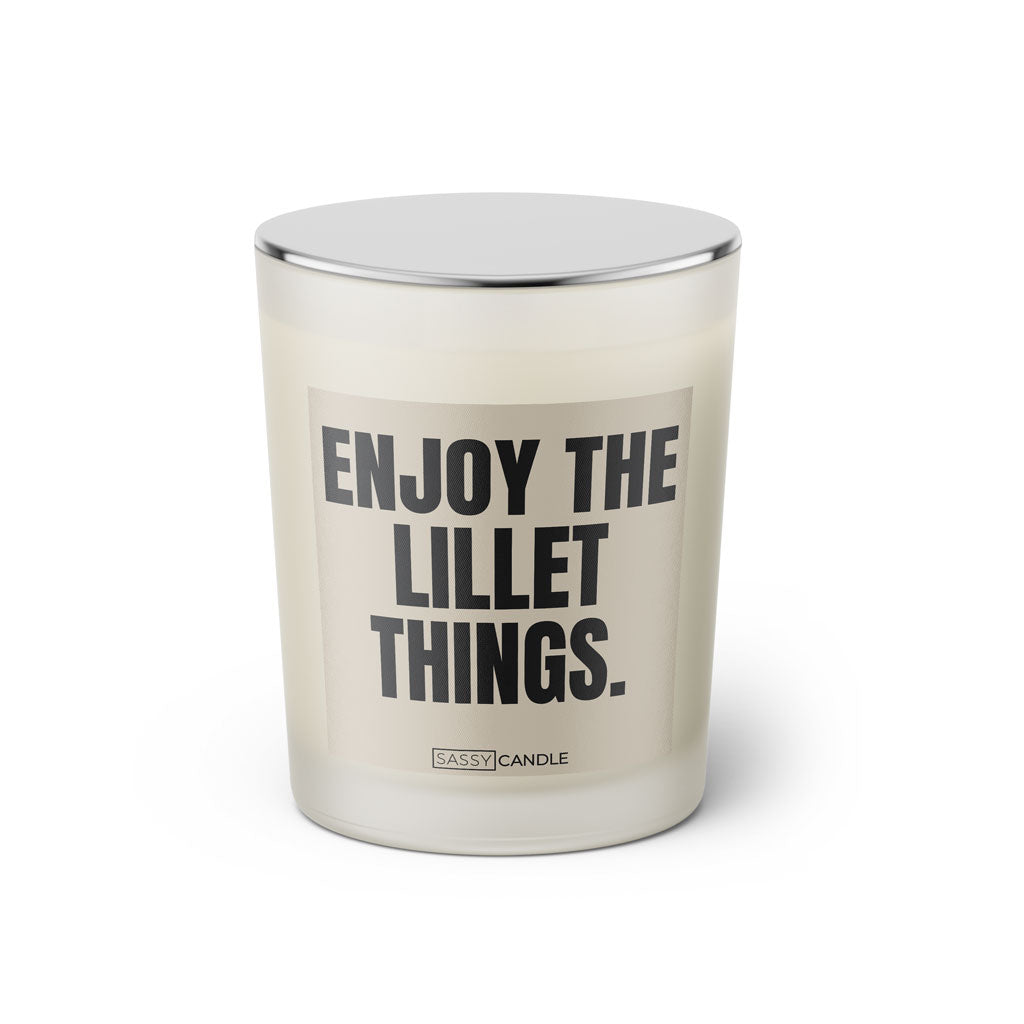 Duftkerze mit witzigem Spruch: Enjoy the Lillet things. Farbe beige und schwarze Schrift. Kerzenglas mit silbernem geschlossenem Deckel von SassyCandle.