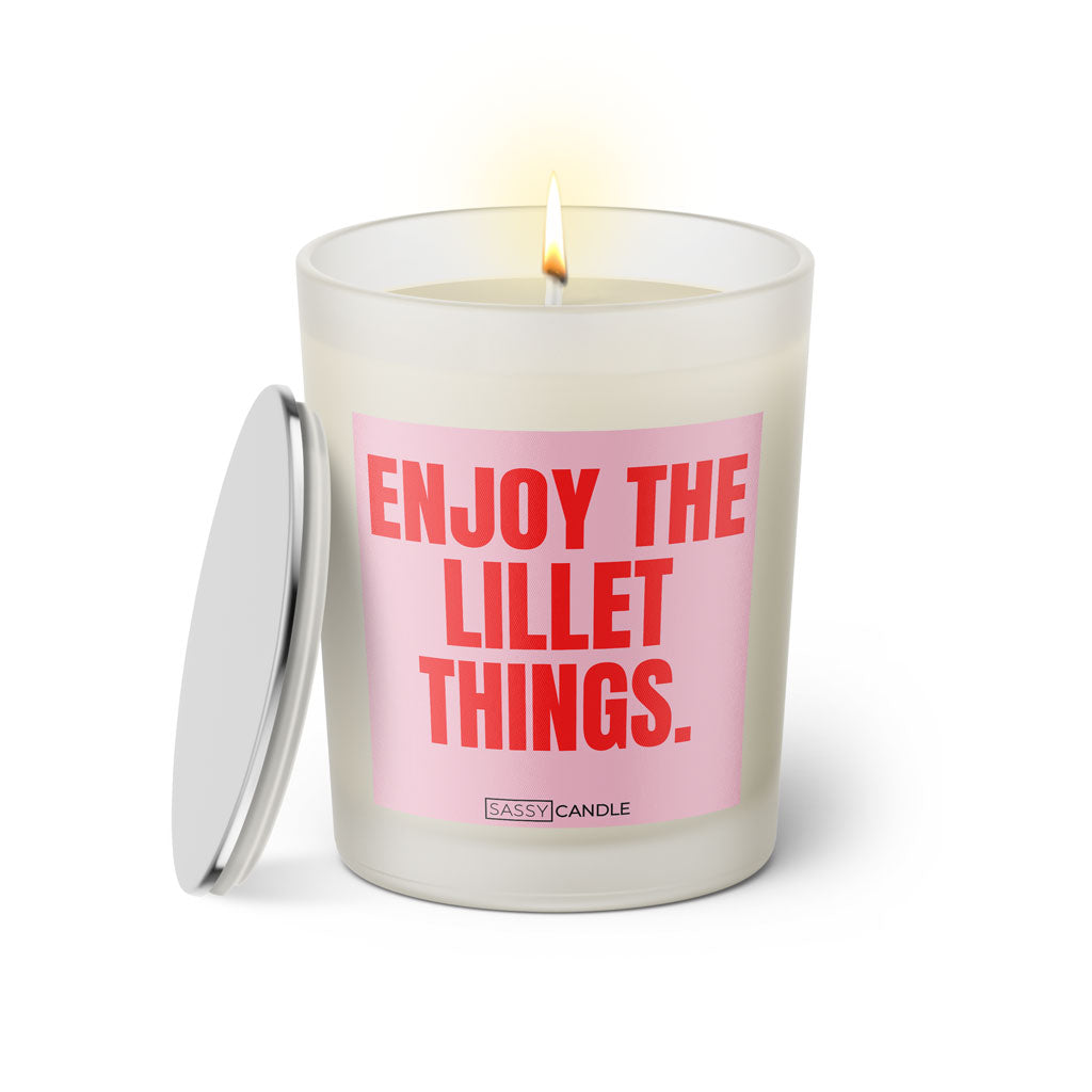 Duftkerze mit witzigem Spruch: Enjoy the Lillet things. Farbe rosa und pinke Schrift. Kerzenglas mit silbernem Deckel von SassyCandle.
