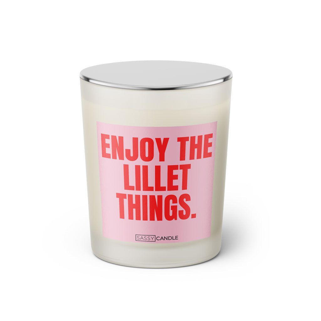 Duftkerze mit witzigem Spruch: Enjoy the Lillet things. Farbe rosa und pinke Schrift. Kerzenglas mit silbernem geschlossenem Deckel von SassyCandle.