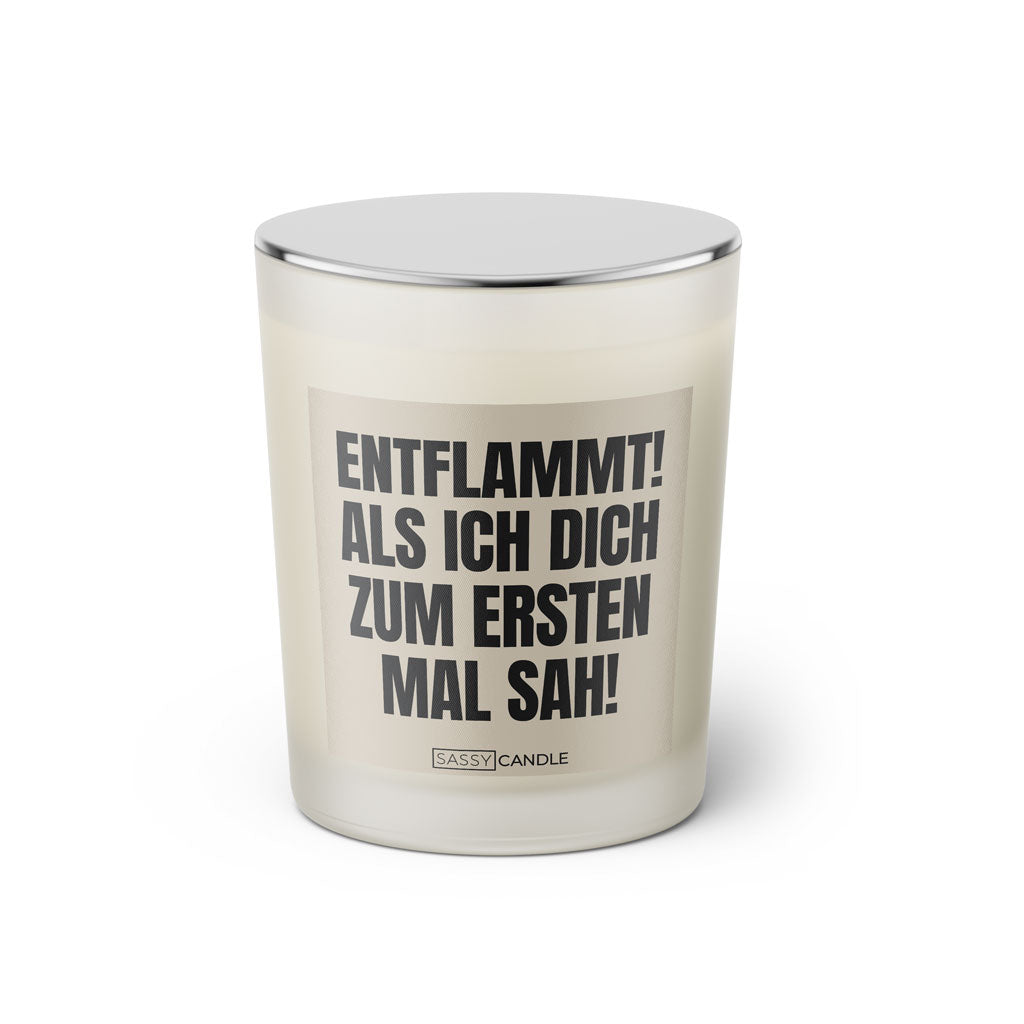 Duftkerze mit Spruch: Entflammt! Als ich dich zum ersten mal sah! Farbe beige und schwarz von Sassy Candle.