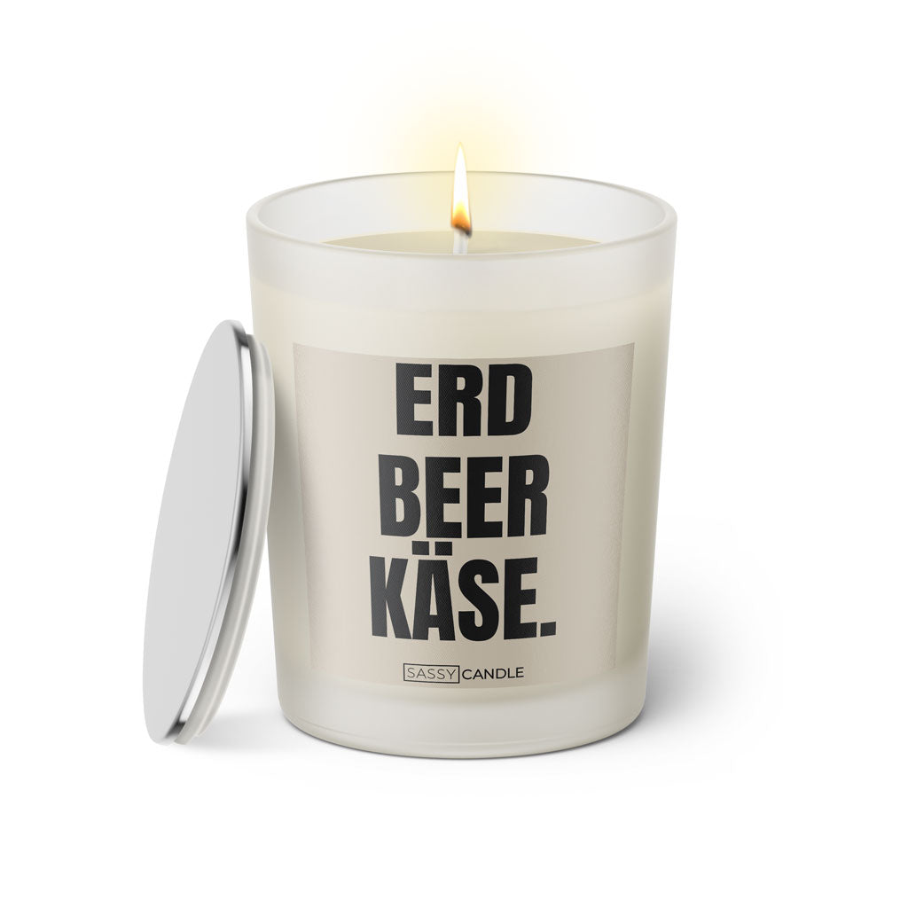 Duftkerze mit witzigem Spruch: Erdbeerkäse. Farbe beige und schwarze Schrift. Kerzenglas mit silbernem Deckel von SassyCandle.